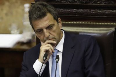 Sergio Massa, entre dos comisarios
