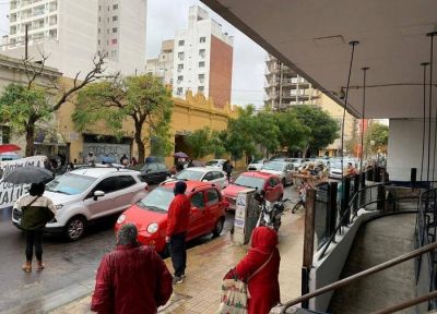 IOMA: afiliados se manifestaron ante la obra social y denuncian que son rehenes del conflicto con la AMP
