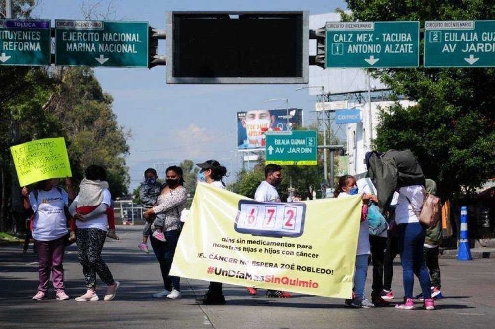 Realizan manifestacin porque sus hijos no tienen medicamentos para el cncer: un conductor casi los arrolla