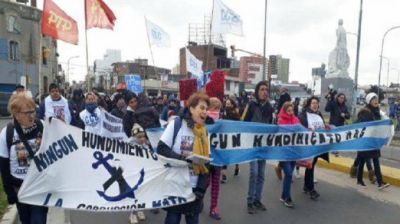 Repunte: esposa y 3 hijos de un tripulante se quedaron sin casa y sin respuestas
