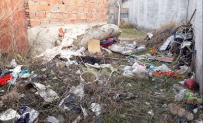 Piden que �dejen de tirar basura� en los espacios comunes de Los Aromos