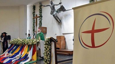 Chile. Monse�or A�s: �Para el migrante, la patria es la tierra que le da el pan�