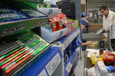 Gaseosas y golsinas, lejos de las cajas: habr� controles en los supermercados