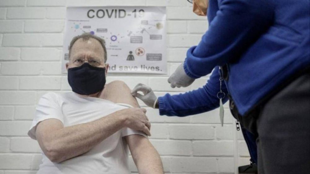 Coronavirus: AstraZeneca fren� los ensayos de la vacuna por posibles efectos adversos