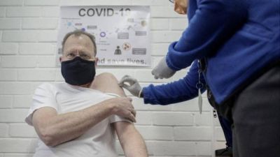 Coronavirus: AstraZeneca fren� los ensayos de la vacuna por posibles efectos adversos