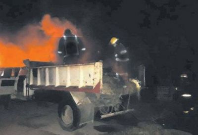 Limpiaron el corral�n, cargaron la basura en el cami�n y se les prendi� fuego