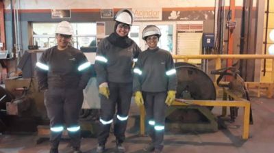 Histórico: tres mujeres trabajan en el sector de producción de la planta de Acindar