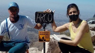 Fueron a limpiar el Cerro Arco y bajaron 12 bolsas de basura