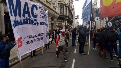 Protesta de trabajadores del neum�tico por aumento salarial