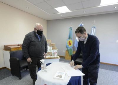 Esteban Echeverr�a: Fernando Gray firm� un acuerdo de colaboraci�n con el titular del programa nacional Pro Tenencia