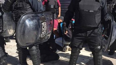La Polic�a de Larreta golpe� y detuvo a siete vendedores ambulantes