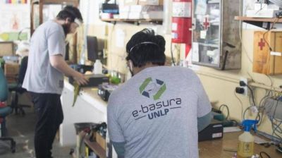 Reciclan aparatos inform�ticos para armar PC para los estudiantes de escasos recursos