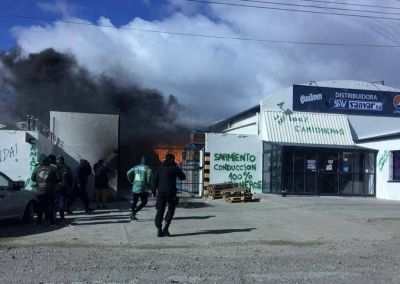 Otro bloqueo del sindicato de Moyano: prenden fuego en una empresa