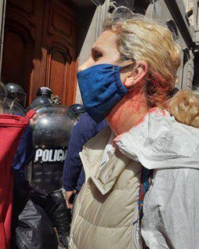Enfermeros de la Ciudad fueron reprimidos por la Polic�a porte�a en la puerta de la Legislatura