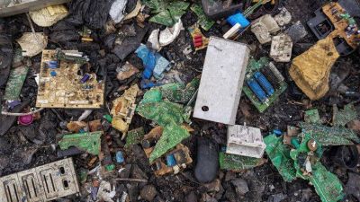 Un drama ambiental agudizado por la pandemia: “Nada crece alrededor de la basura electrónica, ni siquiera el pasto”