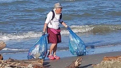 Ejemplo a seguir: tiene 85 a�os y limpia la basura que otros no quieren ver