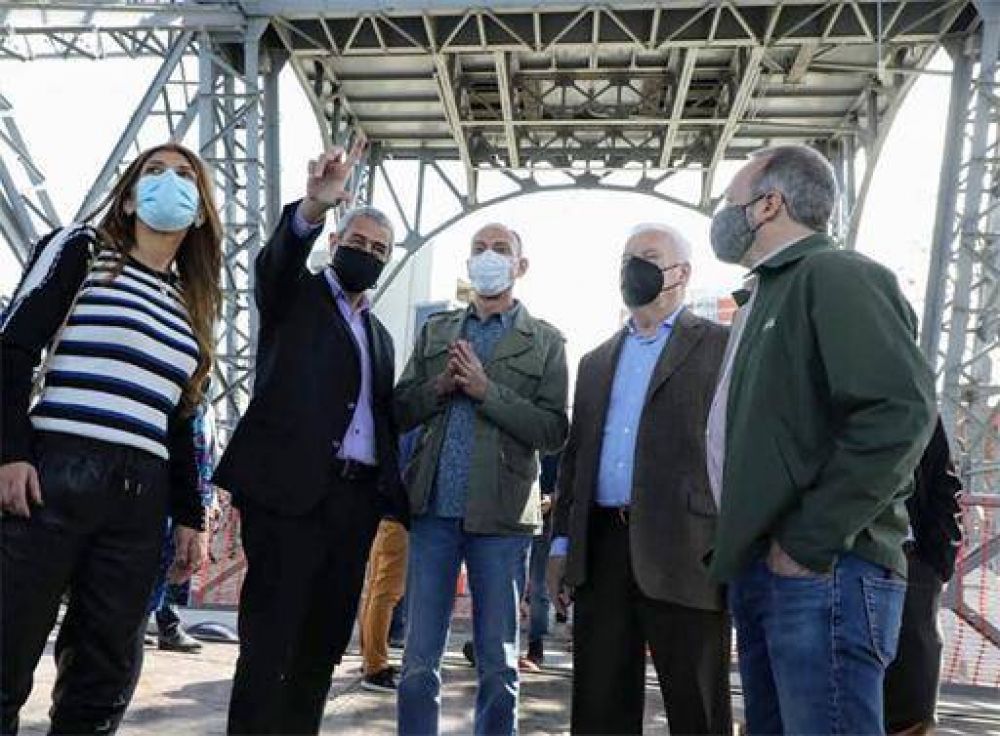 Ferraresi y funcionarios nacionales cruzaron el Riachuelo en el recuperado Transbordador del Puente Nicols Avellaneda