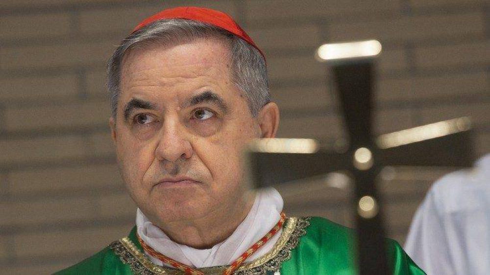 El Papa acepta renuncia de Becciu a derechos vinculados con el cardenalato