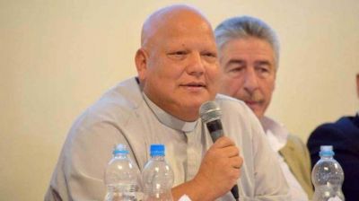 El Gobierno se acerca a la Iglesia y homenajea al Padre Bachi