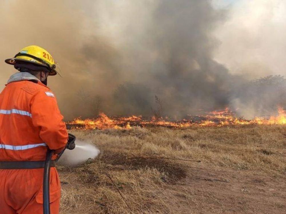 El incendio del basural de Arroyito se reaviv y bomberos tuvo que asistir nuevamente