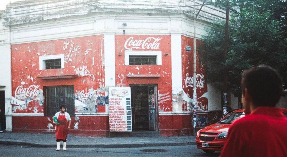 Coca Cola invertirá $ 770 millones en ayuda económica a 25.000 quioscos y almacenes