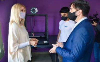 Castelli: Magario recorri� el primer Instituto Municipal dedicado a la tecnolog�a y rob�tica del pa�s