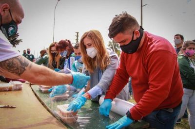 Tolosa Paz en un operativo solidario para llevar viandas a m�s de siete mil familias de Villa Elvira