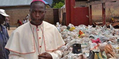 Obispo cat�lico recibe el Premio al H�roe de la Paz en �frica