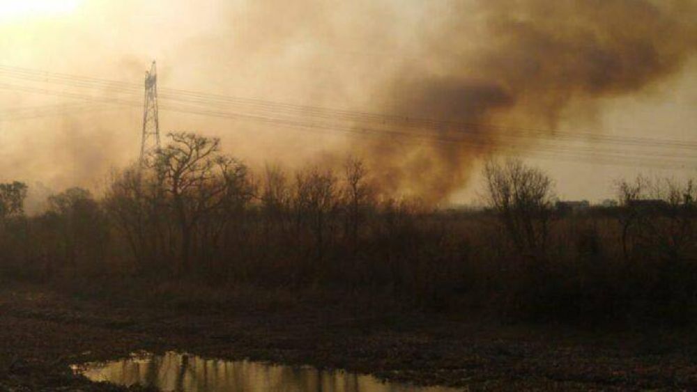 Continan los incendios en la zona de islas de Zrate