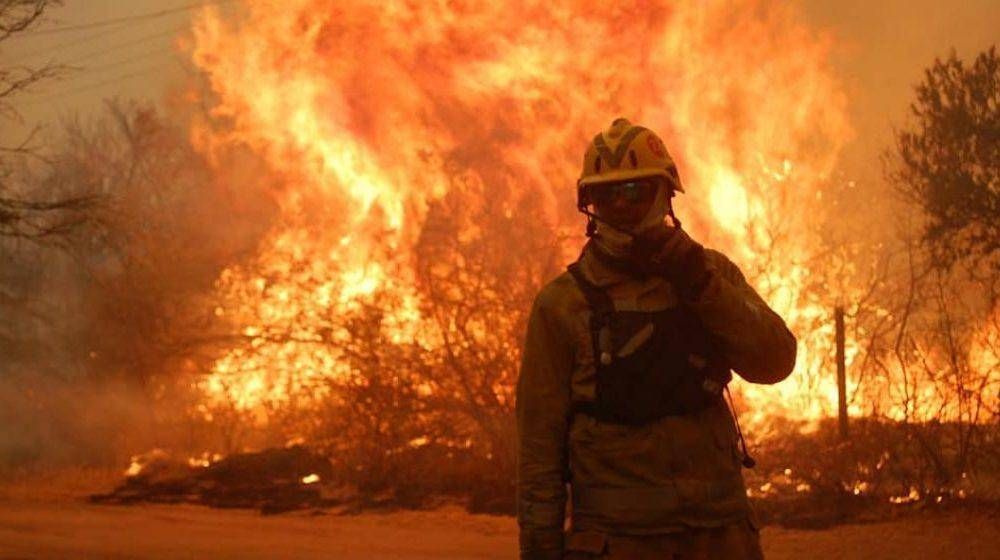 Incendios en Crdoba: pediran ayuda a bomberos de otras provincias ante el descontrol del fuego