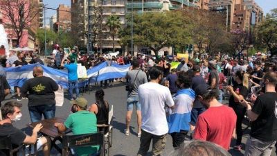 Sillas y mesas en las calles: as� protestaron los gastron�micos en C�rdoba