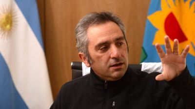 Luego de un pedido de Larroque, la Justicia posterg� el desalojo del predio de Guernica