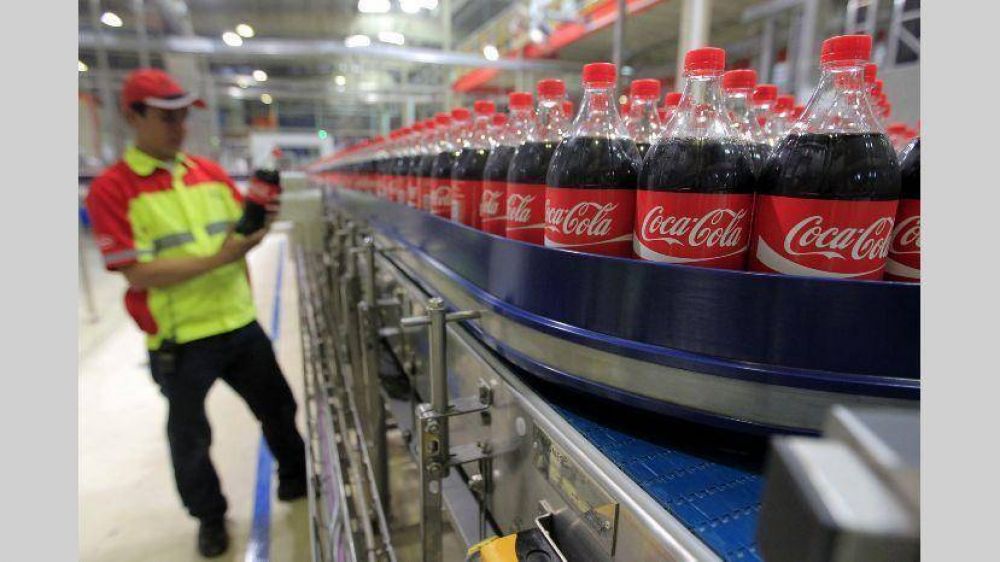 Coca-Cola se reorganiza y traslada su base regional de la Argentina a Brasil