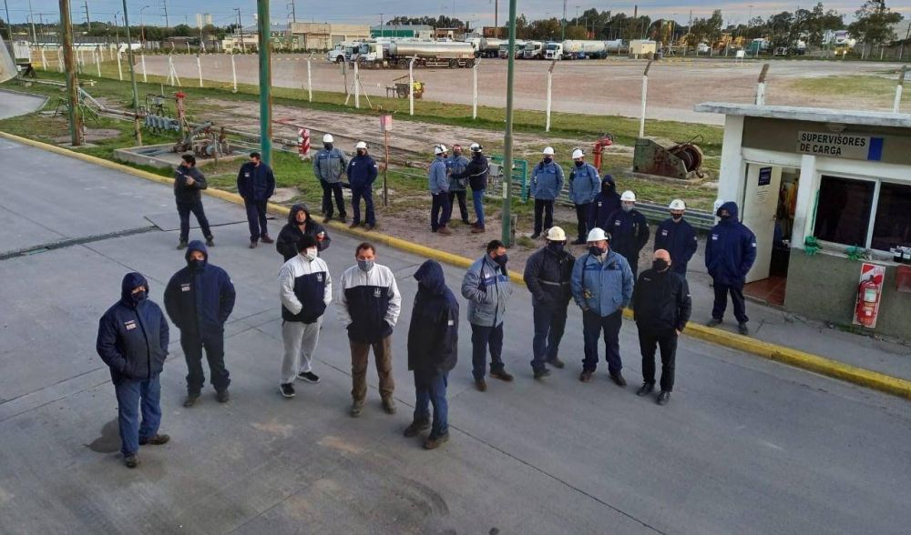 Petroleros convocan a un paro por tiempo indeterminado en refinerías