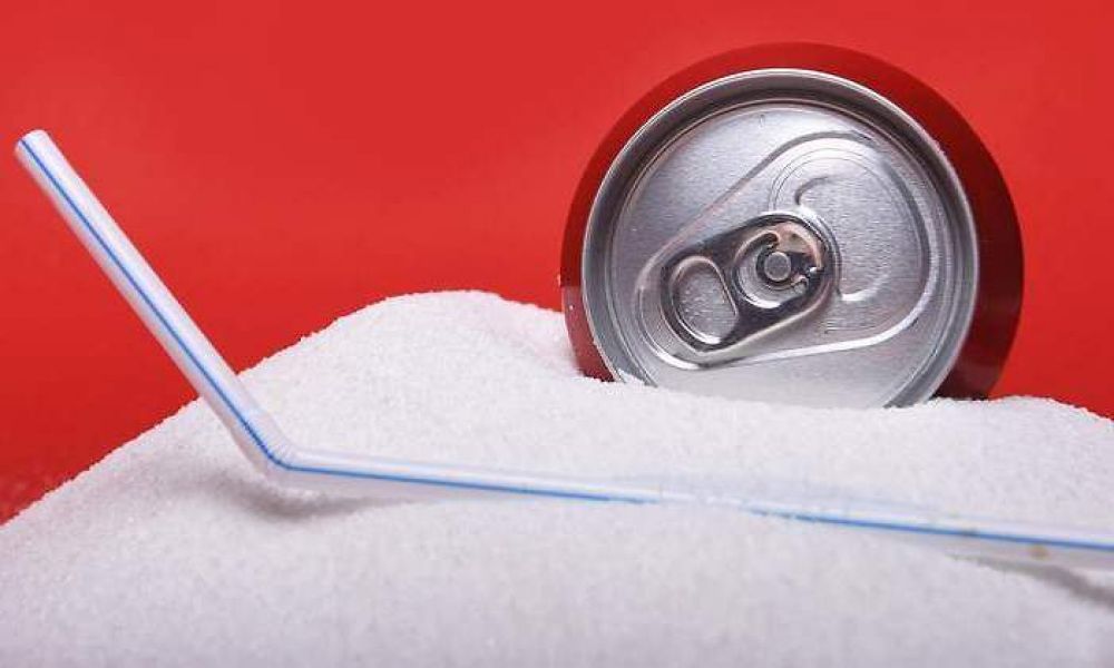 Consumo estudia subir los impuestos a las bebidas azucaradas para atajar la obesidad infantil