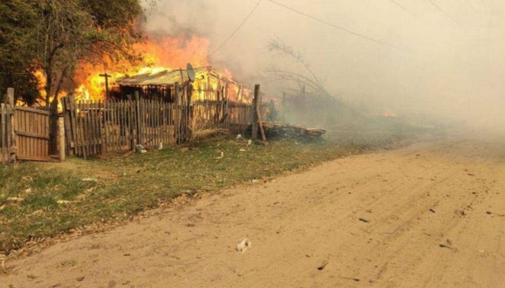 Evacuaciones por el fuego en un polo forestal y alarma en un parque de Corrientes