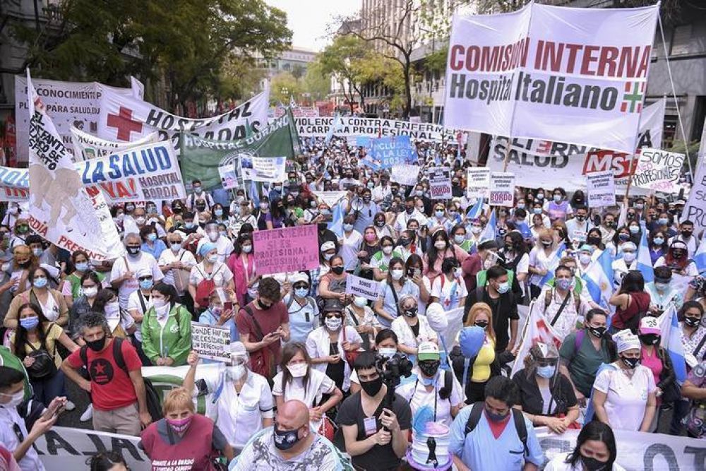 Ms de 3 mil enfermeras de la Ciudad marcharon para exigir que se les reconozca su tarea profesional