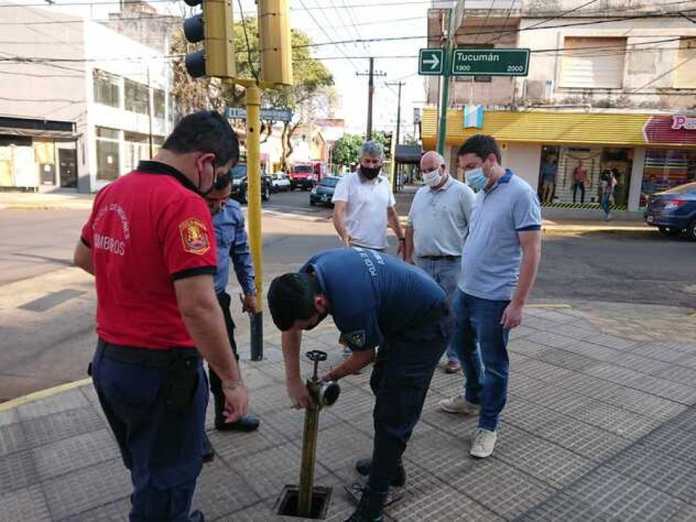 Bomberos de la Polica y el Eprac controlan bocas hidrantes en Posadas