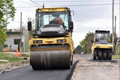El Municipio ejecuta la pavimentaci�n y renovaci�n integral de la calle 146 en Los Hornos