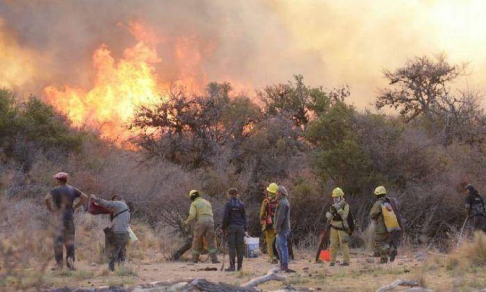 350 bomberos siguen ante el fuego en las sierras del sur: confirman la intencionalidad de reinicios