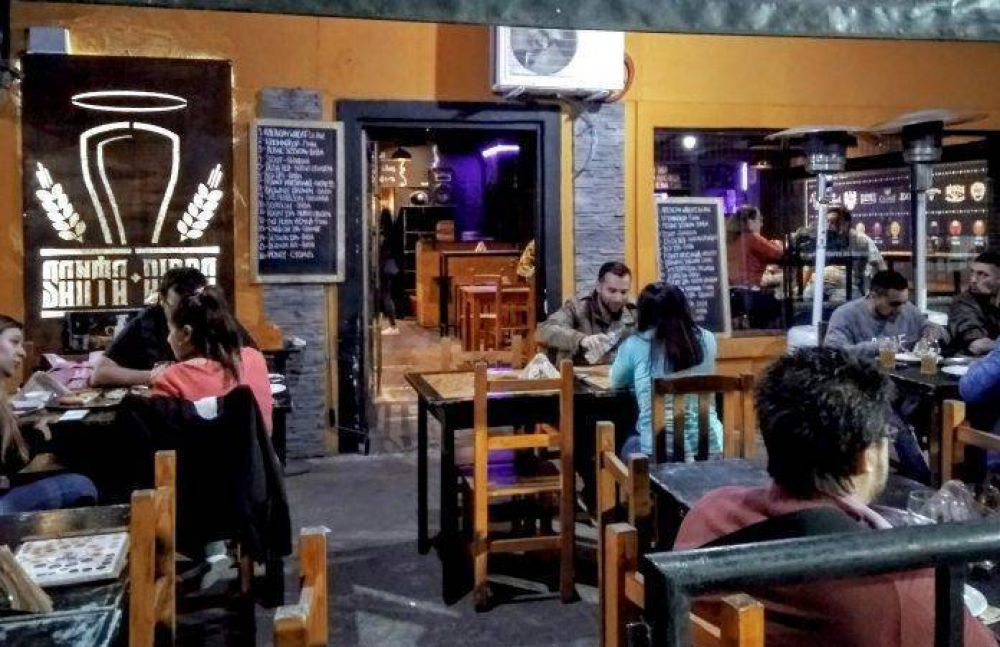 Solo en la vereda: bares y restaurantes matanceros reabren sus puertas