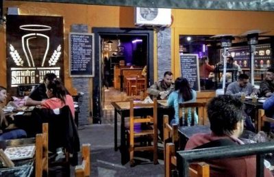 Solo en la vereda: bares y restaurantes matanceros reabren sus puertas
