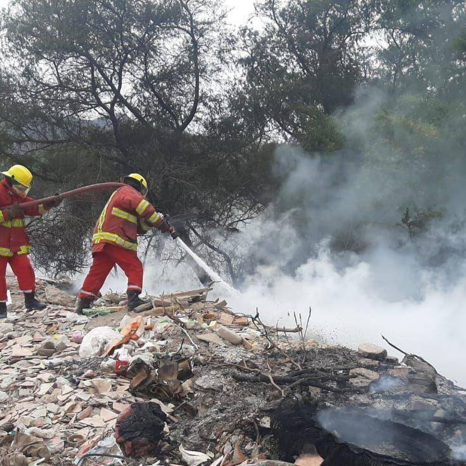 Intenso trabajo de Bomberos en un incendio en un basural en villa 20 de ...
