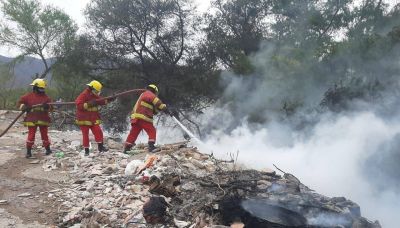 Intenso trabajo de Bomberos en un incendio en un basural en villa 20 de Junio