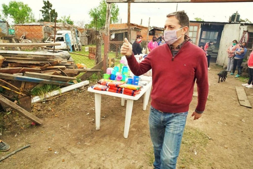 Fernando Gray entreg� kits de cocina y alimentos en comedores de Esteban Echeverr�a