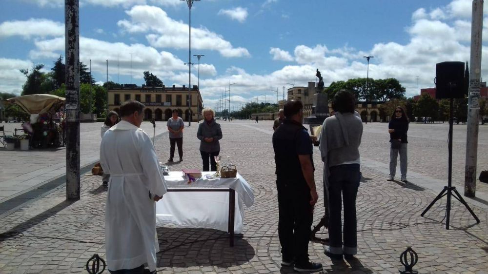 Autorizan misas al aire libre