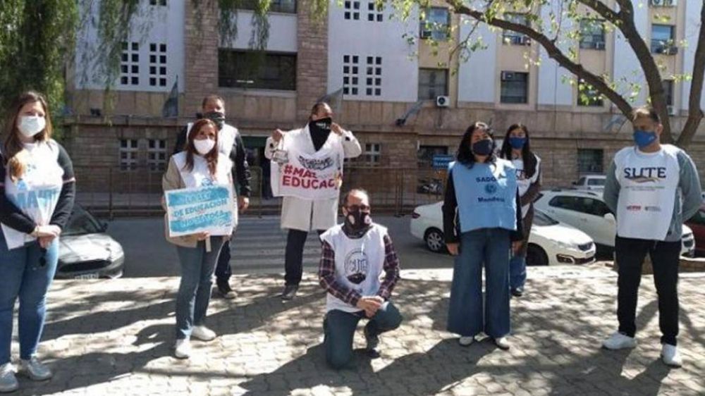 Tras las caravanas de los gremios docentes mendocinos, se pospuso el debate para modificar la Ley de Educacin