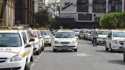 Taxistas tucumanos piden una reunión con Alfaro para frenar el arribo de Uber