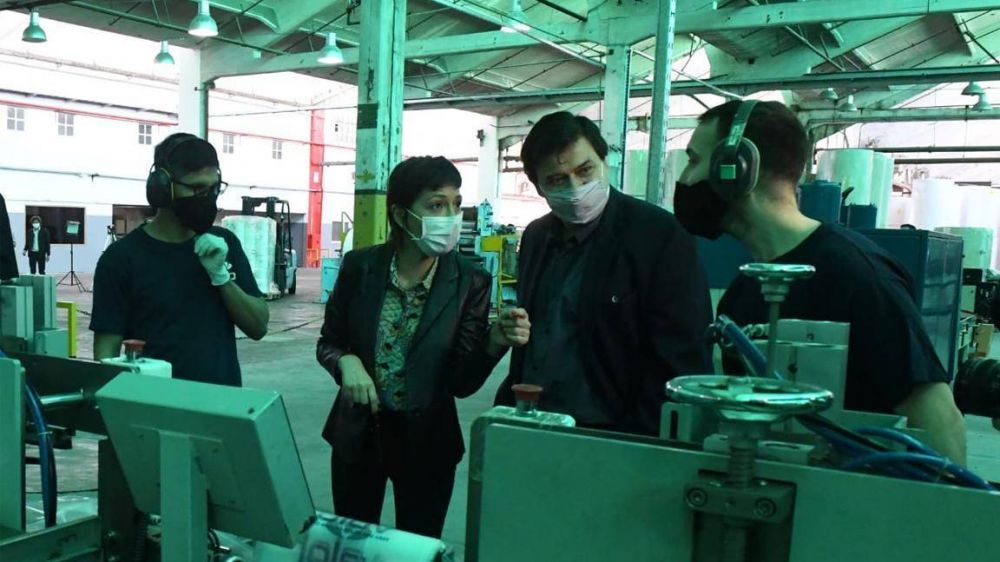Moroni suma territorialidad y se muestra con Mayra Mendoza en una industria quilme�a