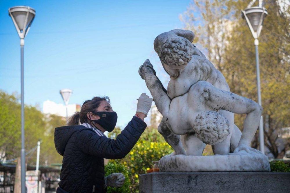 El municipio restaura las esculturas del patrimonio histrico de Mar del Plata